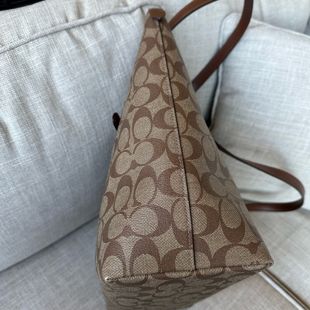 Coach gallery tote in signature canvas - Picture 3 of 13